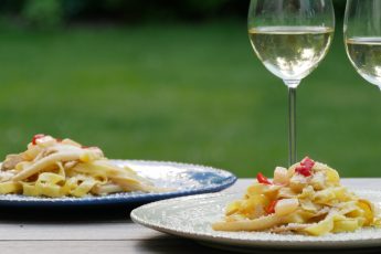 charismalook-spargel-tagliatelle-teller-pasta-spargel-tisch-wein-garten-sommer