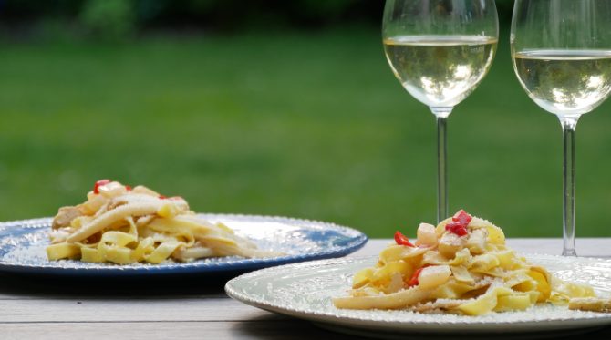 charismalook-spargel-tagliatelle-teller-pasta-spargel-tisch-wein-garten-sommer