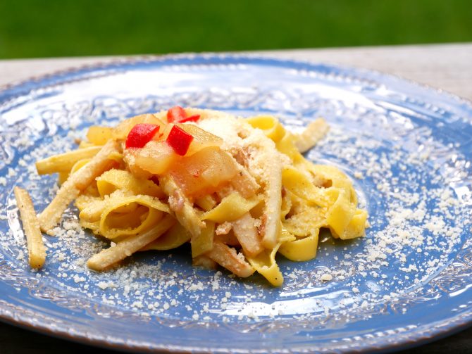 charismalook-spargel-tagliatelle-teller-blau-tisch-rezept