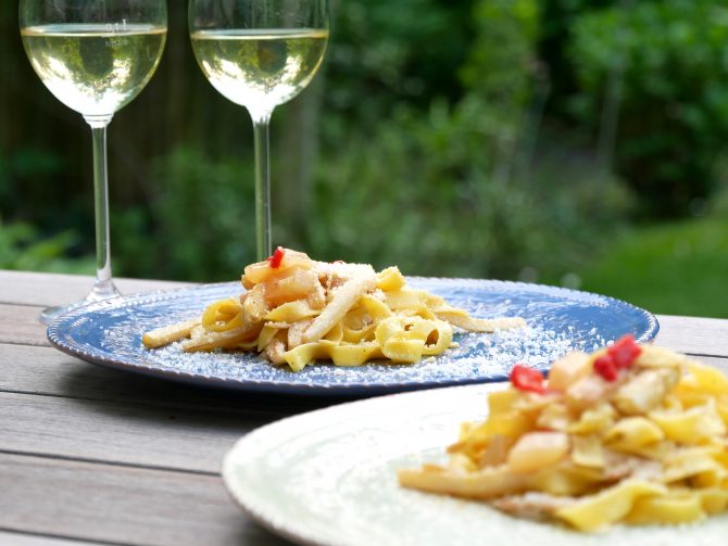 charismalook-spargel-tagliatelle-nudeln-pasta-farbig-teller-wein-rezept