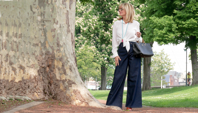 charismalook-volumen-jeans-mode-seidenbluse-tasche-sandalen