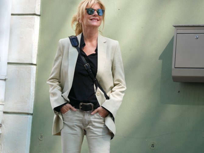 charismalook-boyfriend-jeans-mode-blazer-beige-schwarz-guertel-bluse-tasche