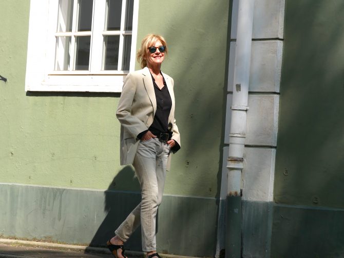 charismalook-boyfriend-jeans-mode-beige-hose-blazer-schwarz-bluse-mules