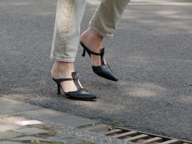 charismalook-boyfriend-jeans-mode-beige-schwarz-mules