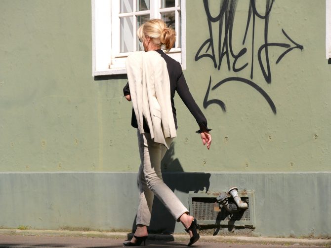 charismalook-boyfriend-jeans-mode-beige-denim-schwarz-bluse-schuhe