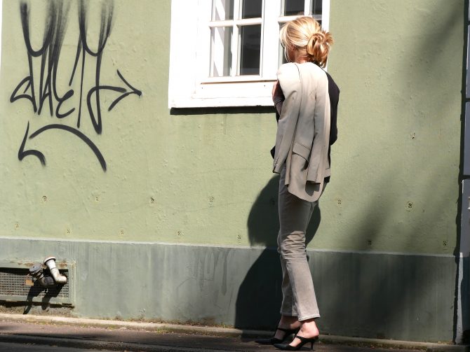 charismalook-boyfriend-jeans-beige-blazer-schwarz-bluse-mules-mode