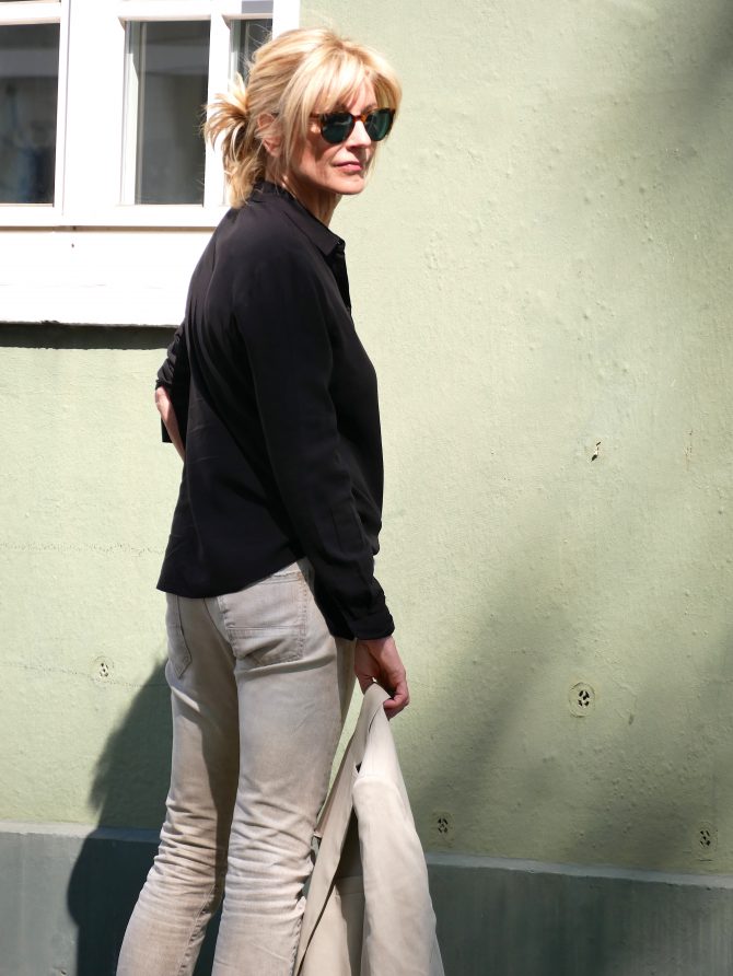charismalook-boyfriend-jeans-mode-beige-schwarz-bluse