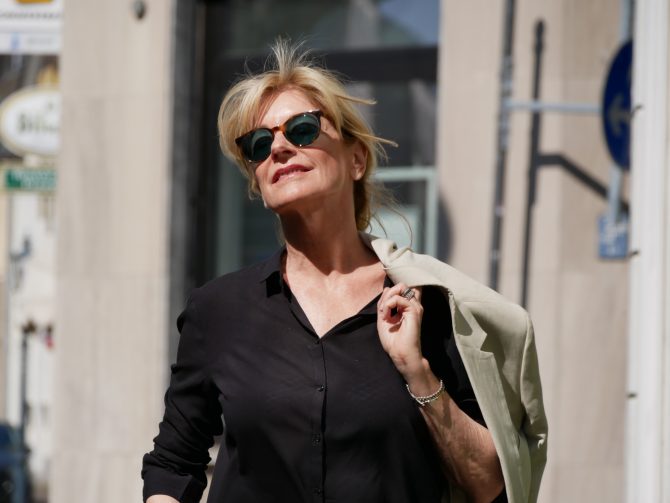 charismalook-boyfriend-jeans-mode-blond-frau-schwarze-bluse