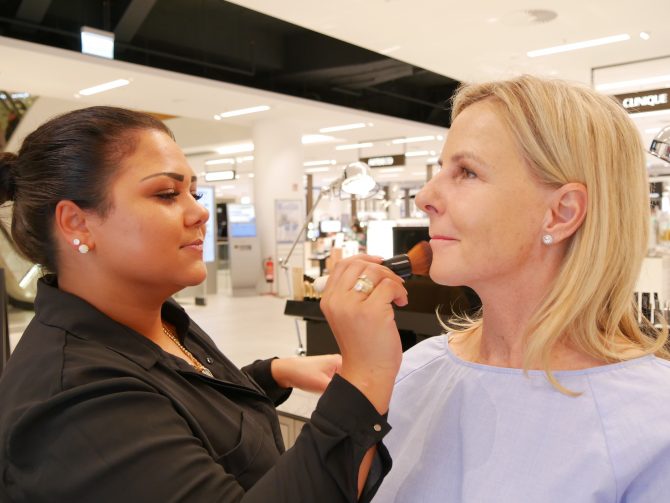 charismalook-make-up-und-pflege-selbstbewusstsein-beauty-pflege-foundation-aufpinseln