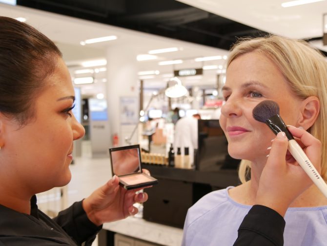 charismalook-make-up-und-selbstbewusstsein-rouge-auftragen-beauty-pflege