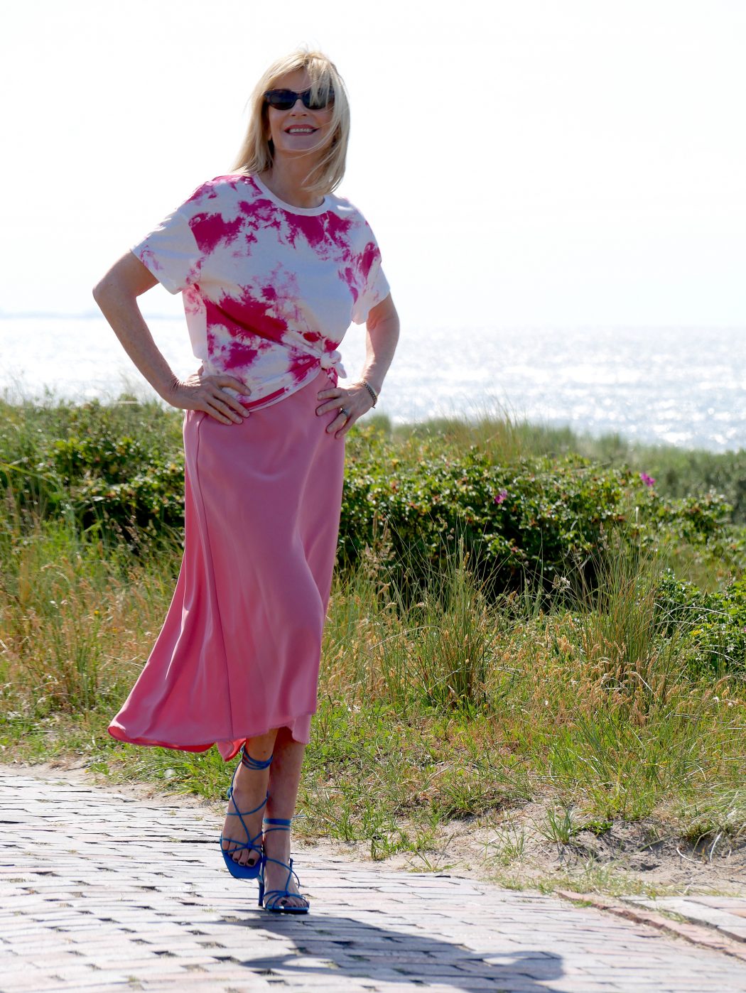 charismalook-3-faves-für-den-sommer-mode-shirt-rock-rosa-blau-sandalen