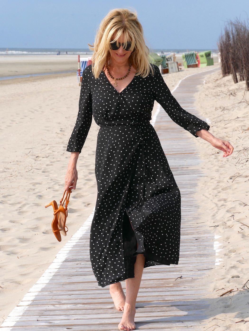 charismalook-3-faves-für-den-sommer-mode-wickelkleid-strand-schuhe