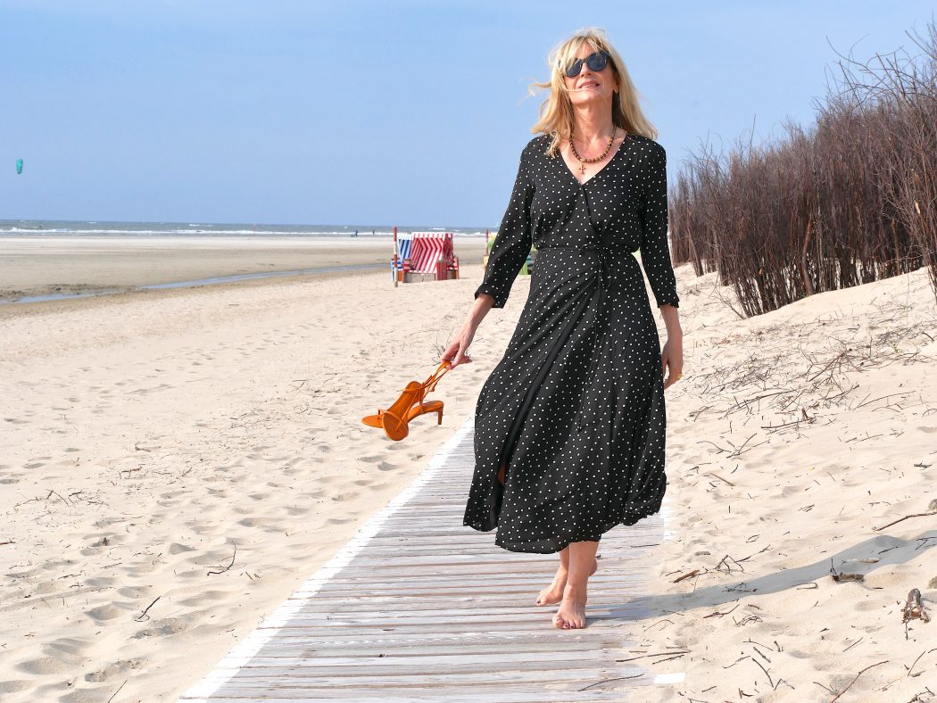 charismalook-3-faves-für-den-sommer-mode-wickelkleid-polka-dots-strand-
