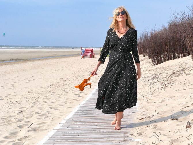 charismalook-3-faves-für-den-sommer-mode-wickelkleid-polka-dots-strand-