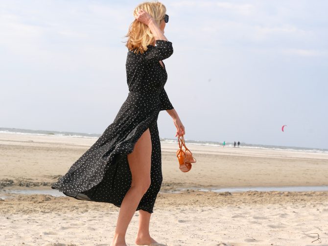 charismalook-3-faves-für-den-sommer-mode-wickelkleid-beach-barfuß-blond