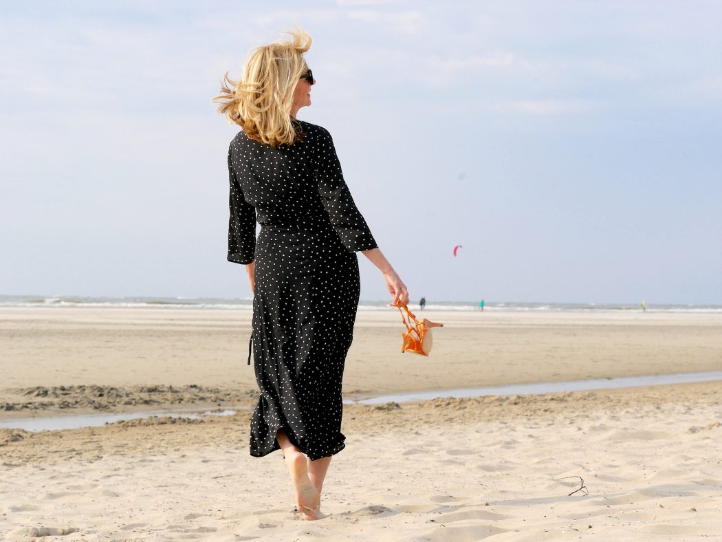 charismalook-3-faves-für-den-sommer-mode-wickelkleid-strand-barfuß-polka-dots