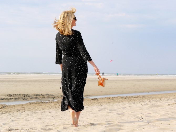 charismalook-3-faves-für-den-sommer-mode-wickelkleid-strand-barfuß-polka-dots