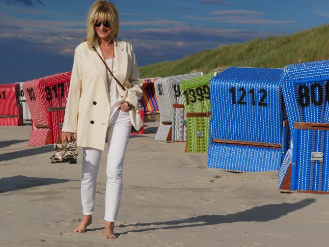 charismalook-weisse-jeans-mode-blazer-sonnenbrille-strand