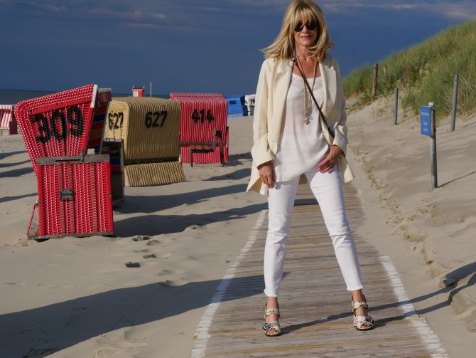 charismalook-weisse-jeans-mode-strand-sonne