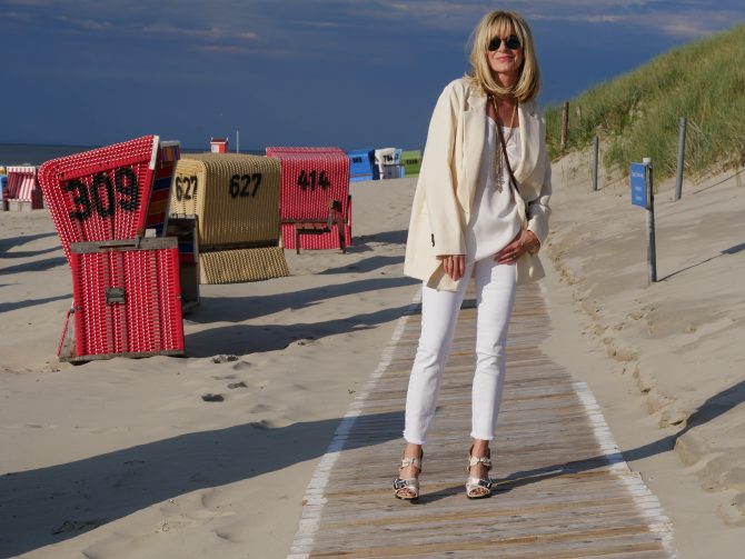 charismalook-weisse-jeans-mode-blazer-shirt-schuhe