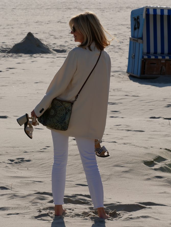 charismalook-weisse-jeans-mode-strand-blond-gegenlicht