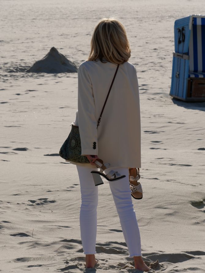 charismalook-weisse-jeans-mode-strand-gegenlicht