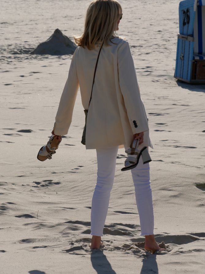 charismalook-weisse-jeans-mode-strand-blond-haare-blazer