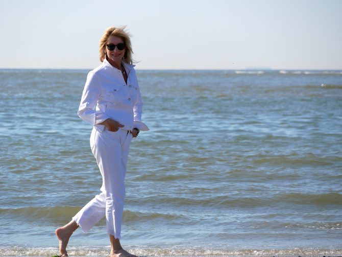 charismalook-weisse-jeans-mode-meer-strand