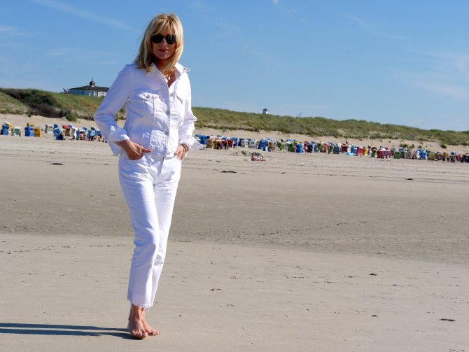 charismalook-weisse-jeans-mode-strand-dünen