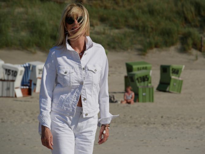 charismalook-weisse-jeans-mode-strand-jeansjacke