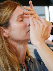 frau-mit-job-make-up-bekommt-beauty-massage-hautpflege-wohlfühlen