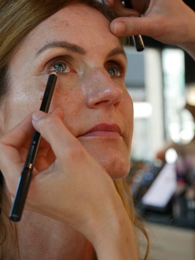 charismalook-job-make-up-beauty-schönsein-kajal-auftragen