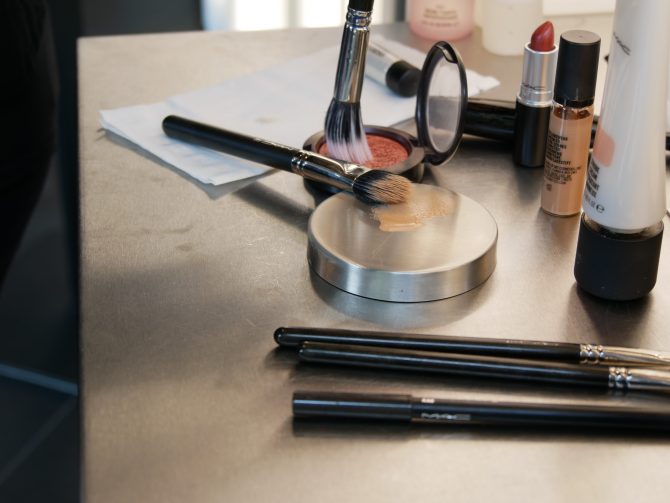 charismalook-job-make-up-pinsel-rouge-stifte-schönsein-beauty