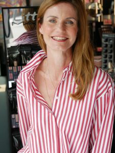 charismalook-frau-mit-job-make-up-beauty-lippenstift-strahleaugen-schönsein