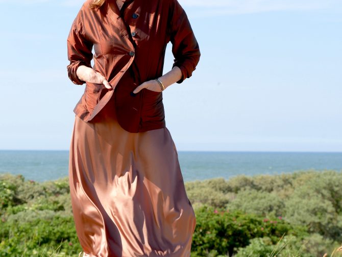 charismalook-satin-röcke-braun-glanz-blazer-meer