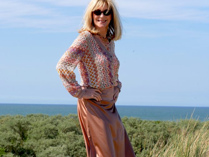 charismalook-satin-röcke-blond-sonnenbrille-mode-beauty