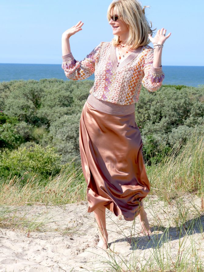 charismalook-satin-röcke-mode-glanz-pulli-blond