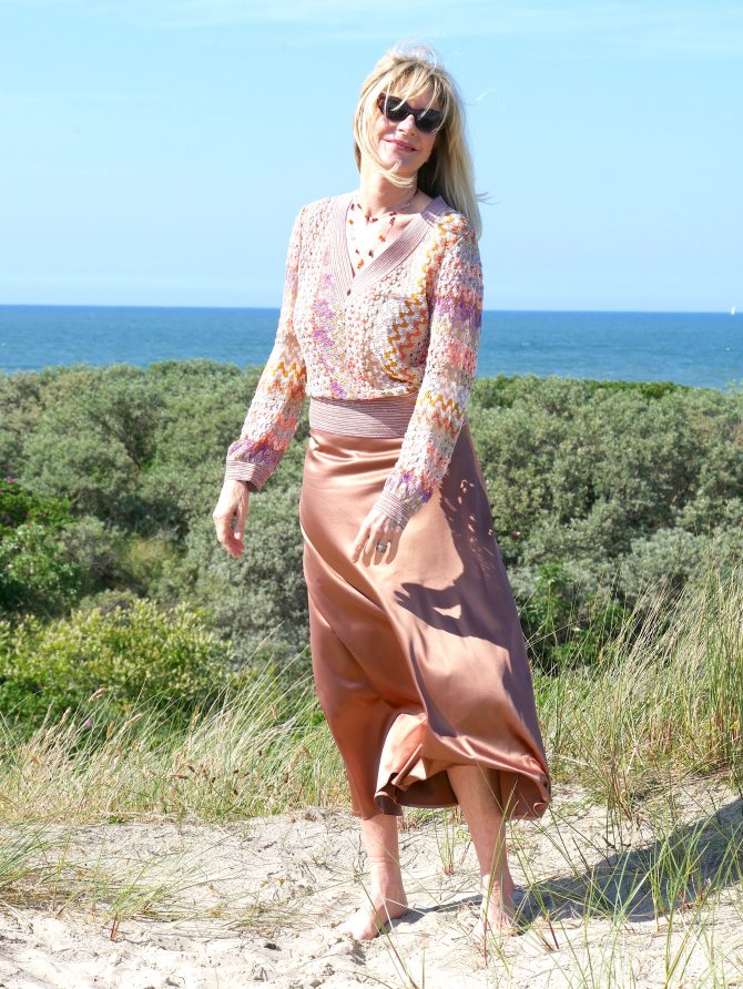 charismalook-satin-röcke-mode-glanz-pulli-blond