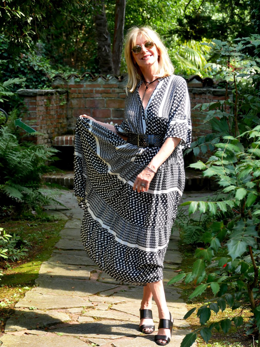 charismalook-maxistyle-mode-palikleid-sonnenbrille-garten