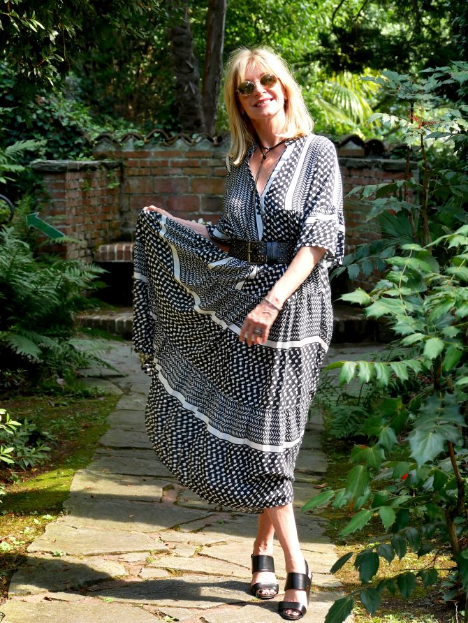 charismalook-maxistyle-mode-palikleid-sonnenbrille-garten