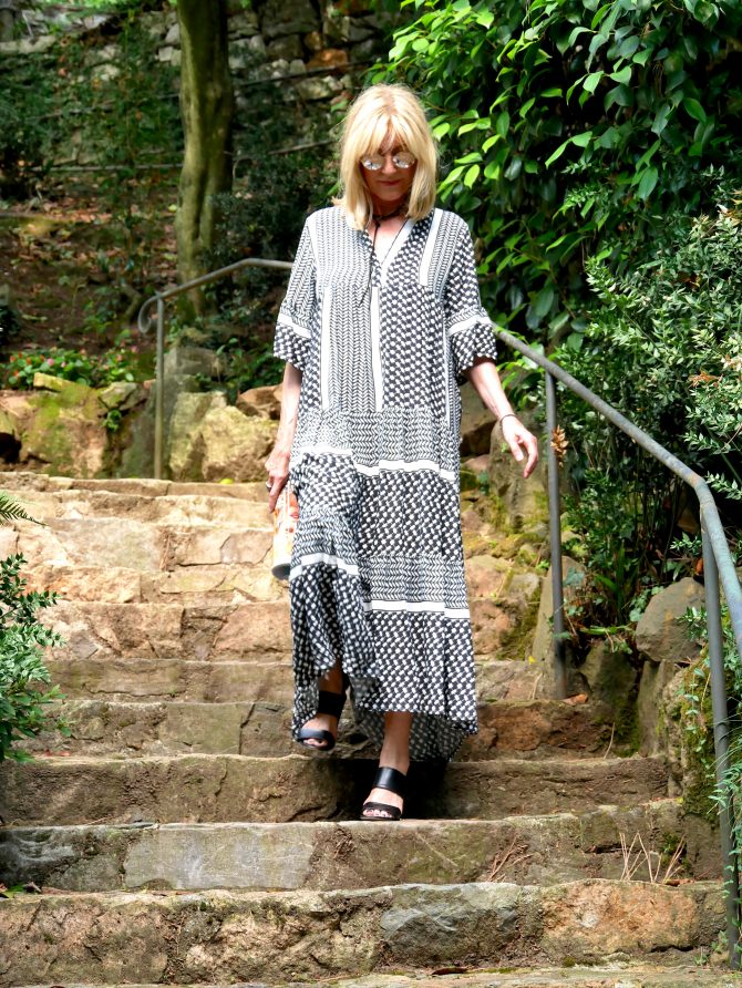 charismalook-maxistyle-mode-pailkleid-treppe-blond