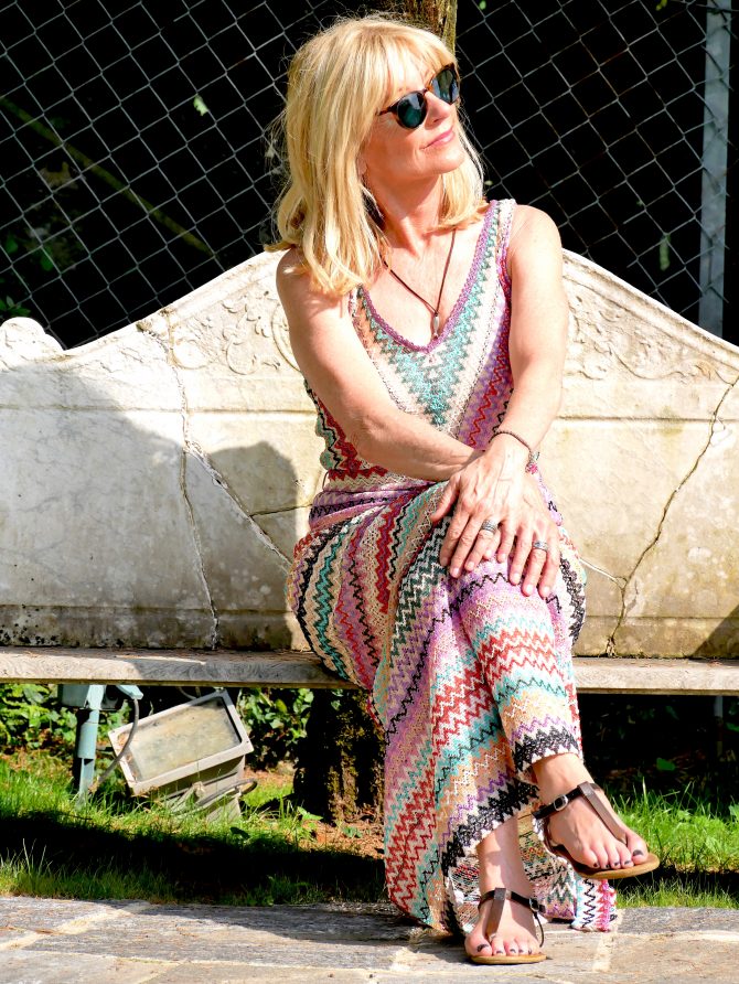 charismalook-maxistyle-mode-kleid-antike-bank-garten