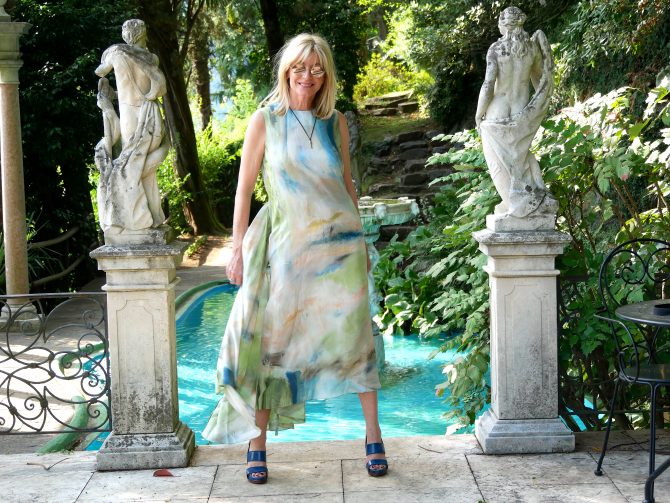 charismalook-maxistyle-meerfarben-statuen-pool-schwingendes-kleid