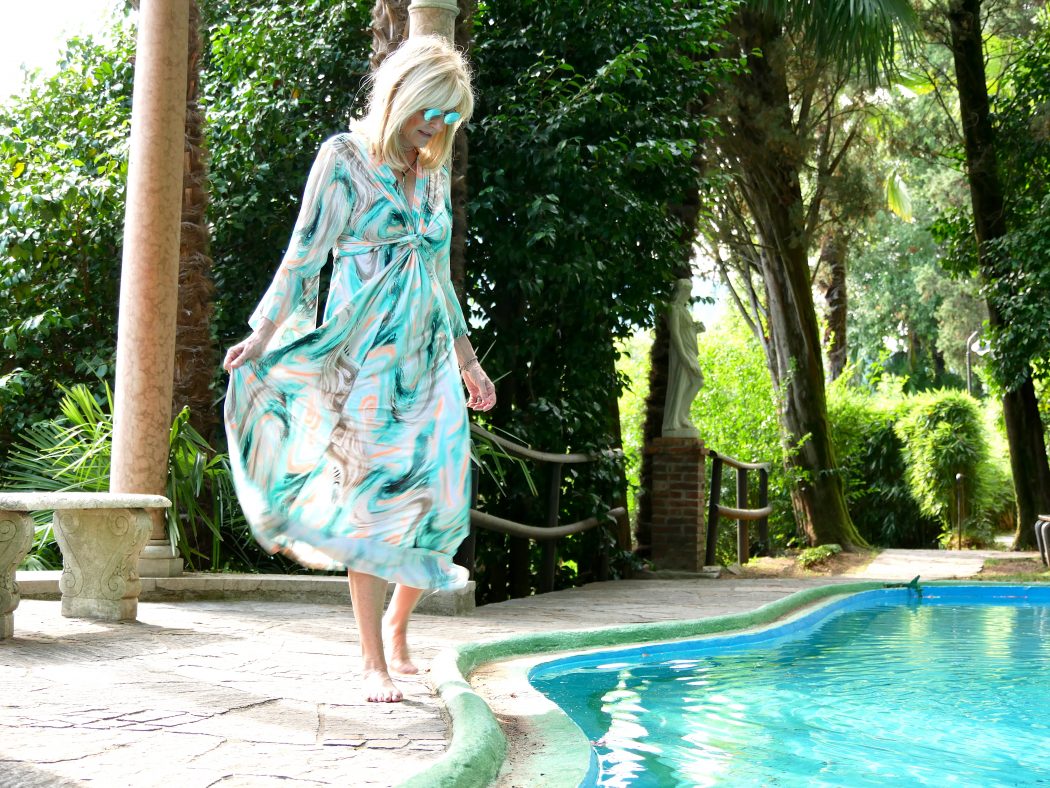 charismalook-maxistyle-mode-wickelkleid-meerfarben-sonnenbrille