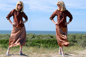 charismalook-satin-röcke-mode-beitragsfoto-am-strand