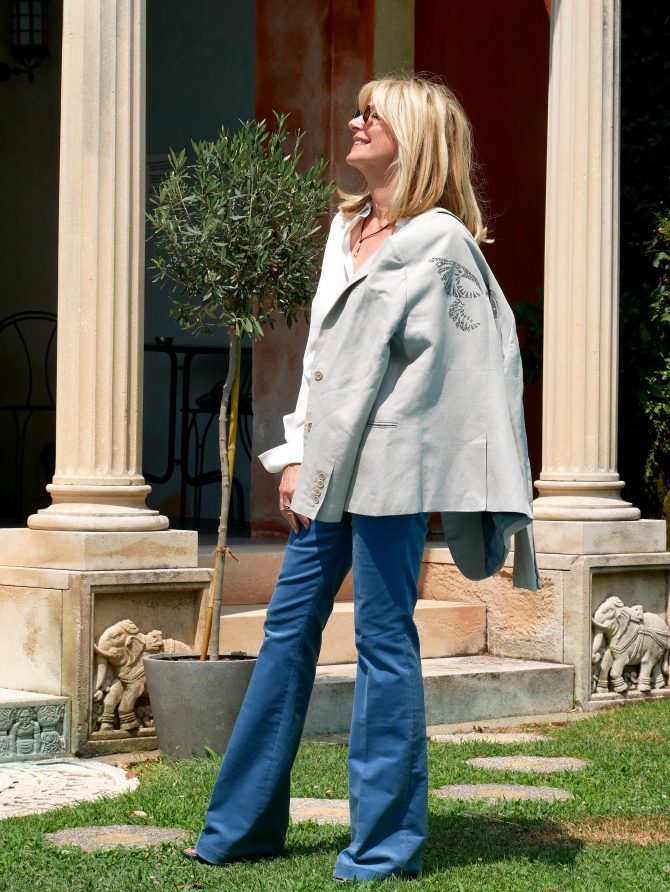 charismalook-cord-mode-hose-seidenbluse-blazer-säulen