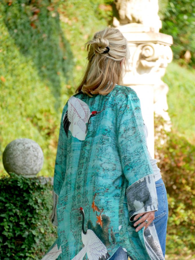 charismalook-kimono-jeans-blond-frisur-grün-garten