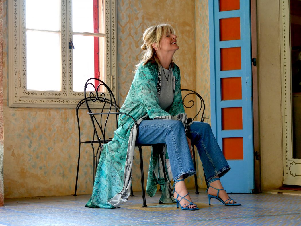charismalook-kimono-jeans-veranda-stühle-blond