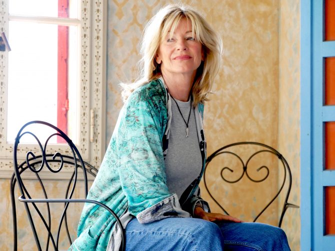 charismalook-kimono-jeans-shirt-blond-veranda-stuhl