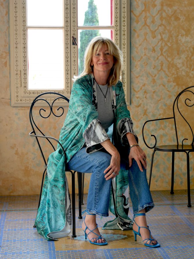 charismalook-kimono-shirt-grau-jeans-stuhl-blond